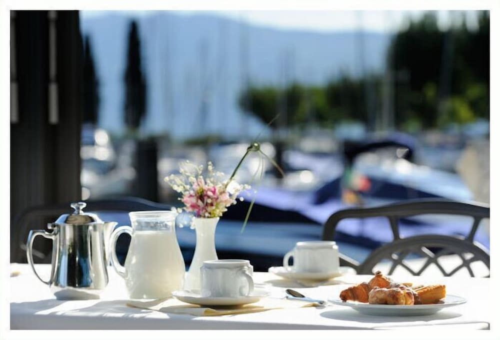 Bella Hotel & Restaurant 37/55