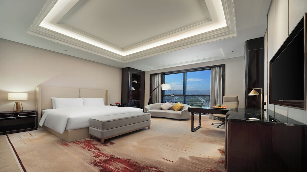 Crown, Deluxe, Executive, King Bed