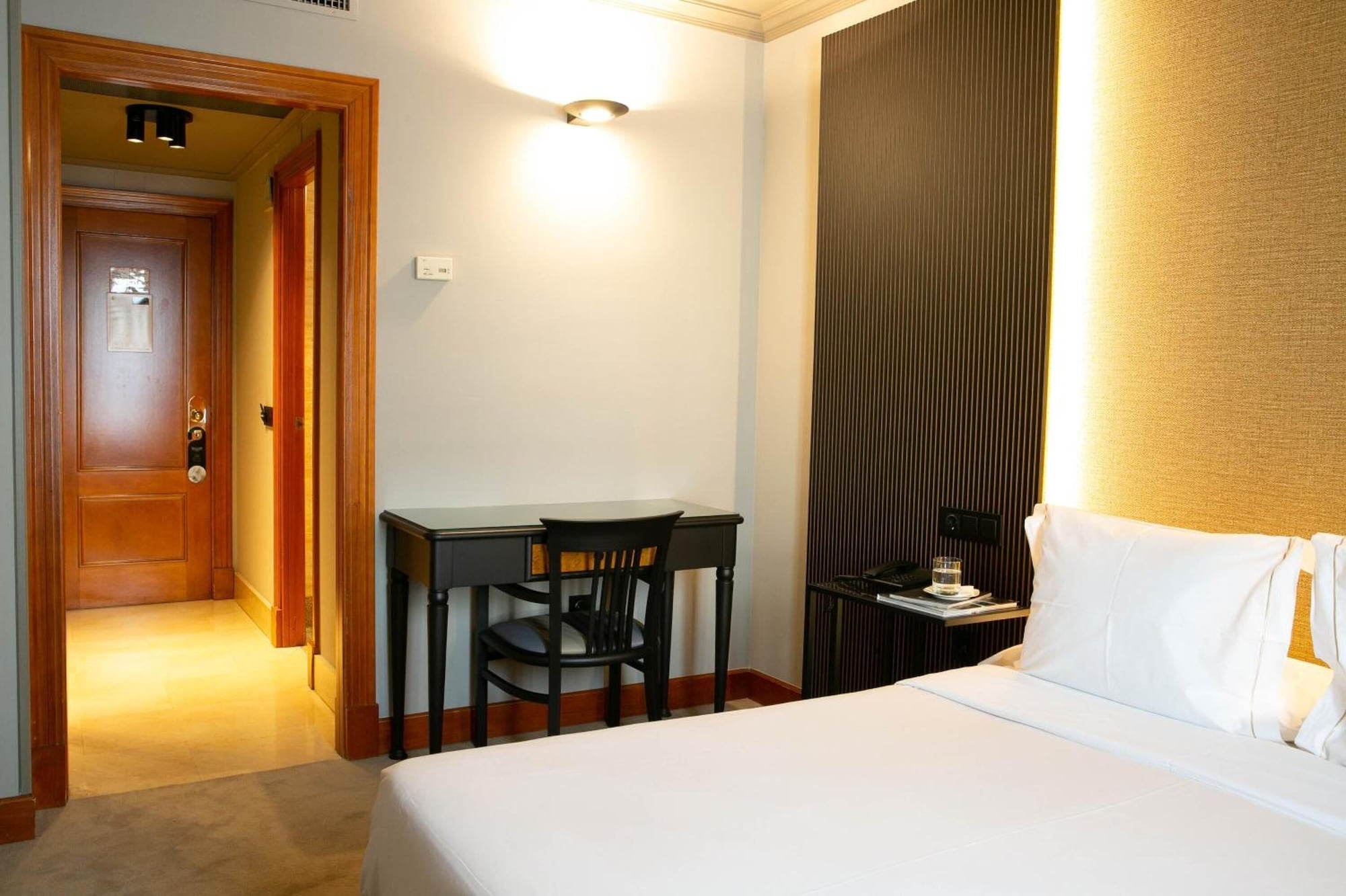 ROOM, SINGLE