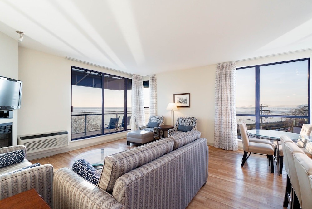 Ocean Promenade Hotel 36/69