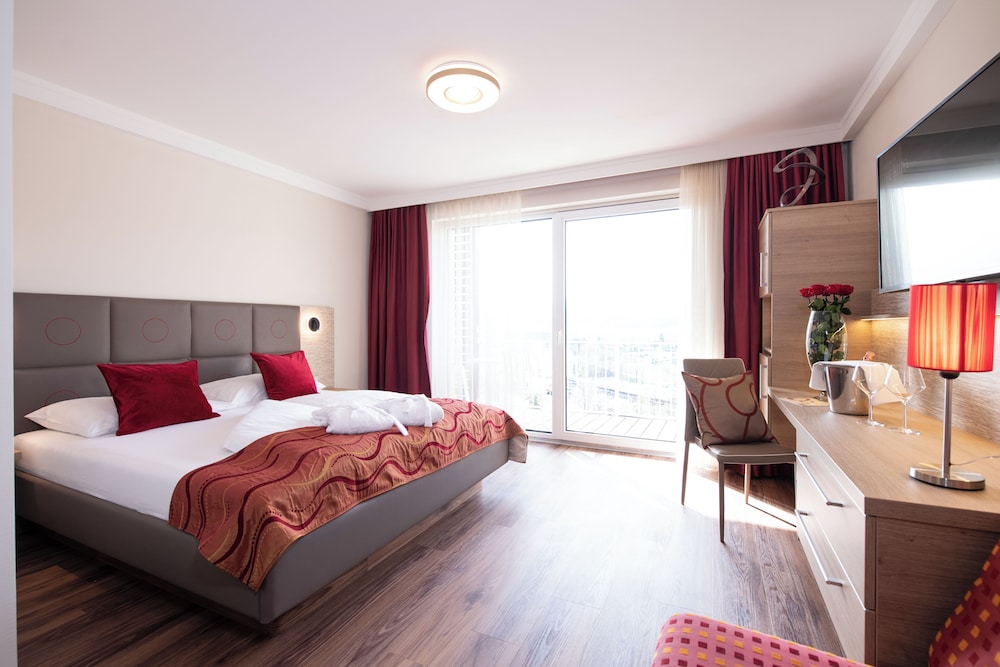 Room, King Bed, Lake View