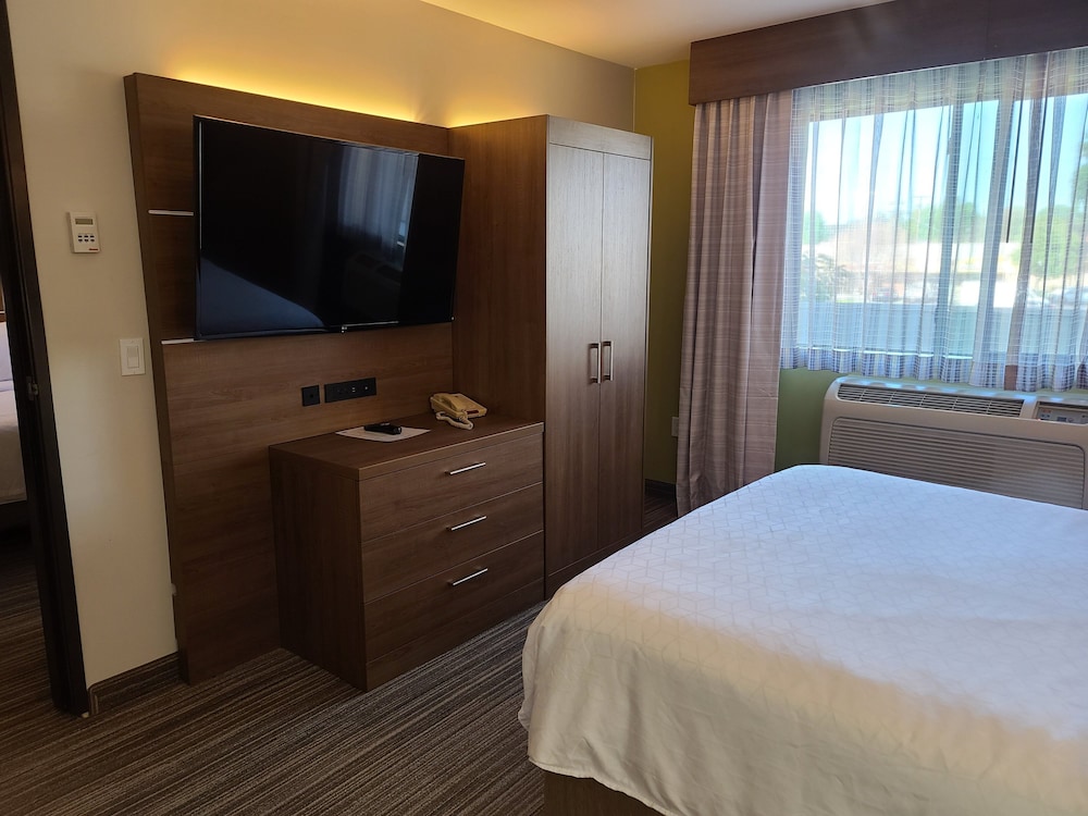 Holiday Inn Express Hotel And Suites Woodland Hills 21/52