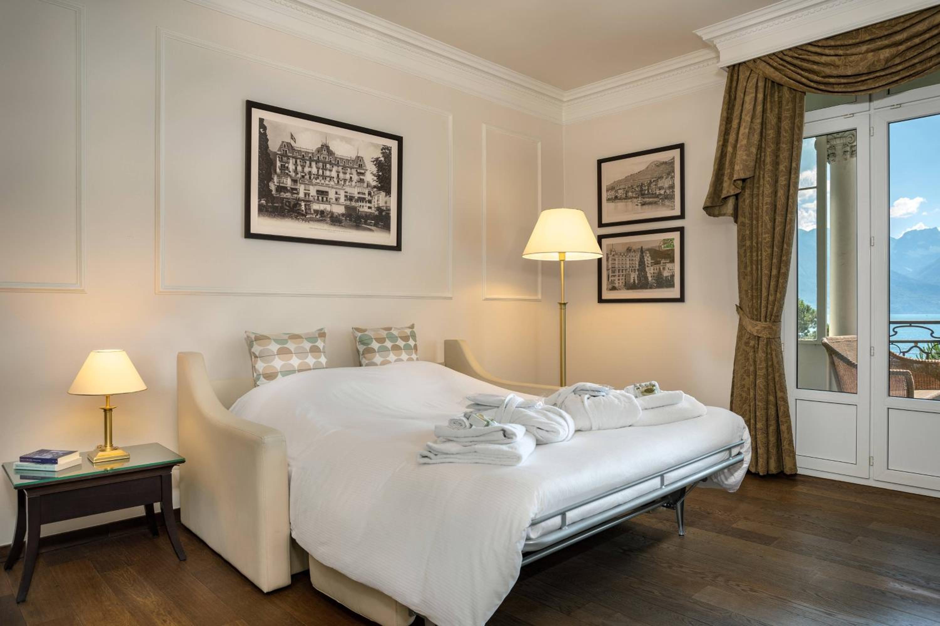 Junior Suite, Queen Bed, Partial Lake View