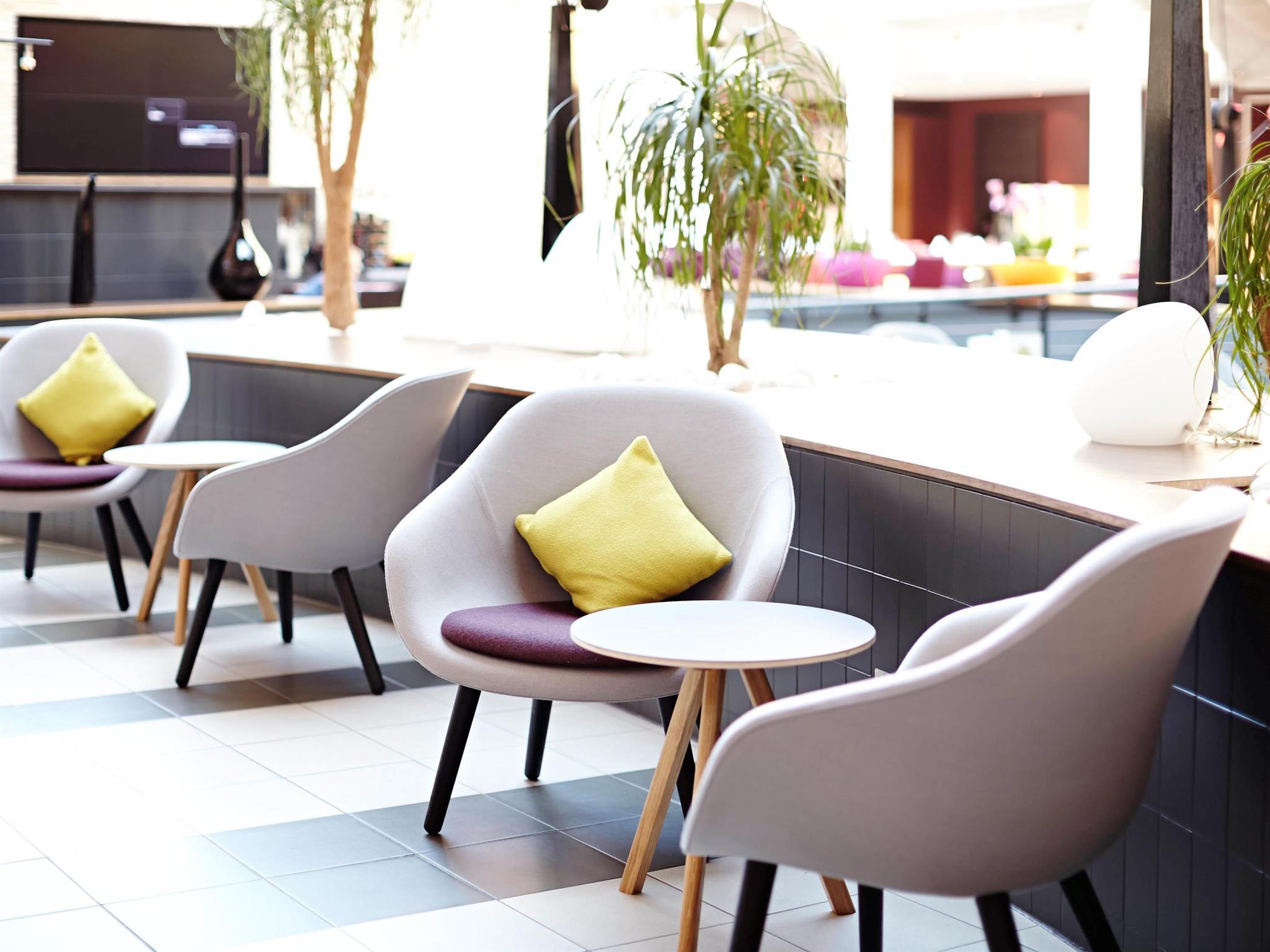 Novotel London Heathrow Airport - M4 Jct 4 Hotel 38/50