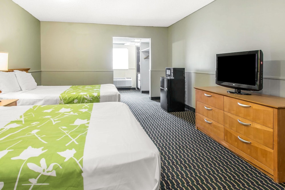 Rodeway Inn & Suites Winter Haven Chain of Lakes 16/35