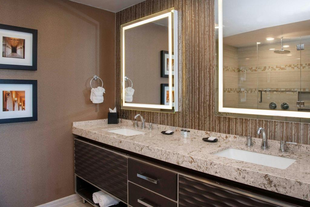 جناح رئاسي بسريرين كوين بشرفة بغرفة نوم واحدة مع أريكة، Sheraton Mission Valley San Diego 4/5