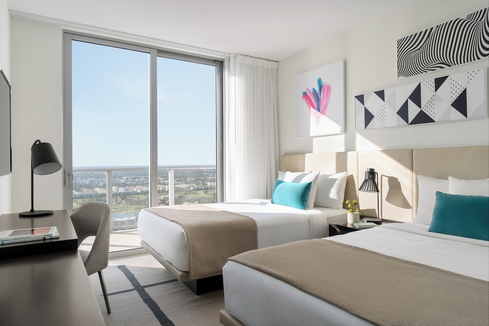 Suite, King Bed, 2 Double and Twin Beds, Corner، Hyde Beach House 4/8