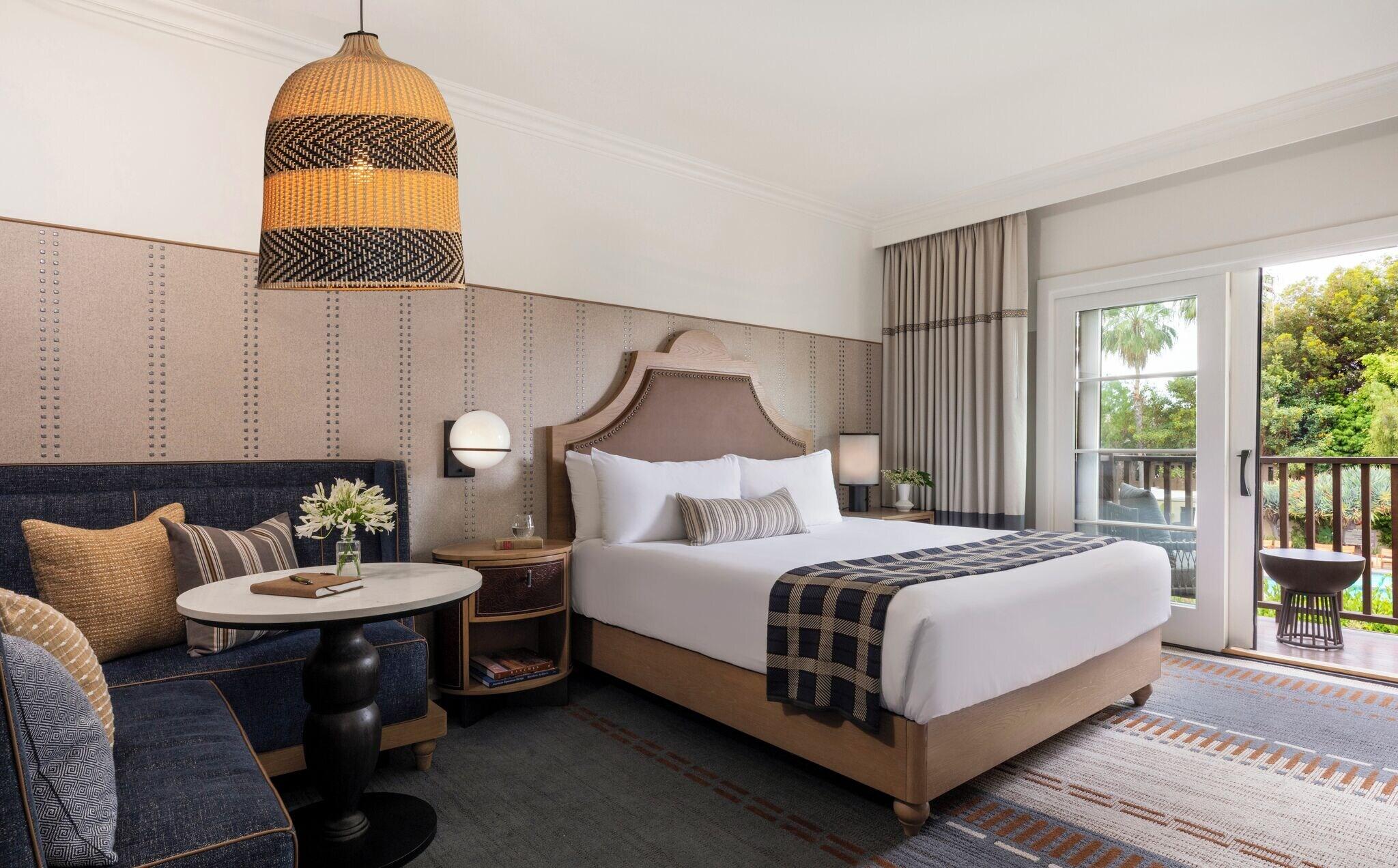 غرفة بسرير مزدوج بإطلالة على المسبح