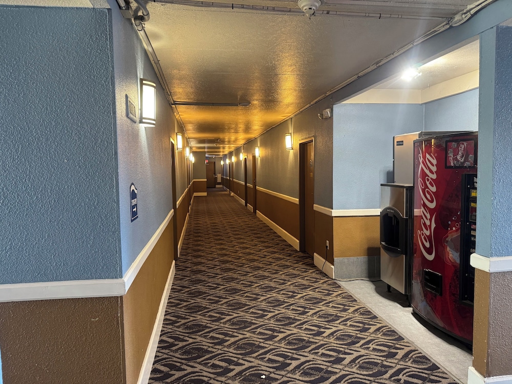 Economy Inn North Randall 23/49