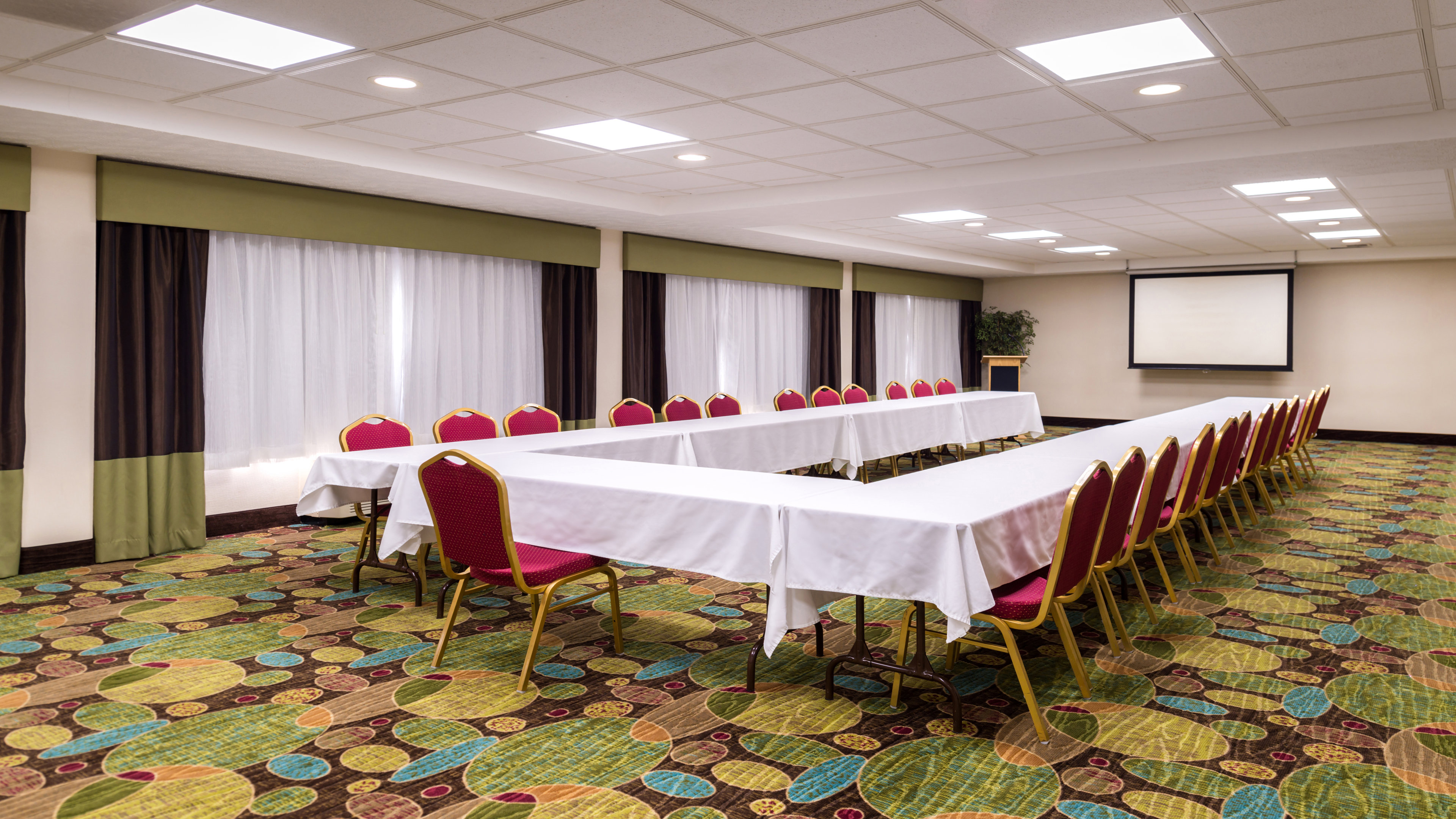 Holiday Inn Hotel Suites Warren 46/53