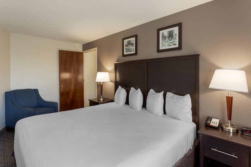 SUITE, KING BED, SOFA