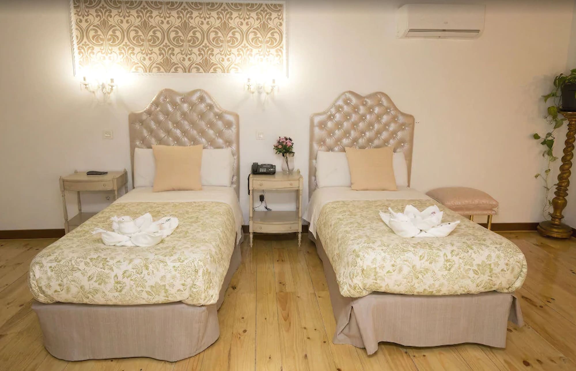 ROOM, TWIN BEDS