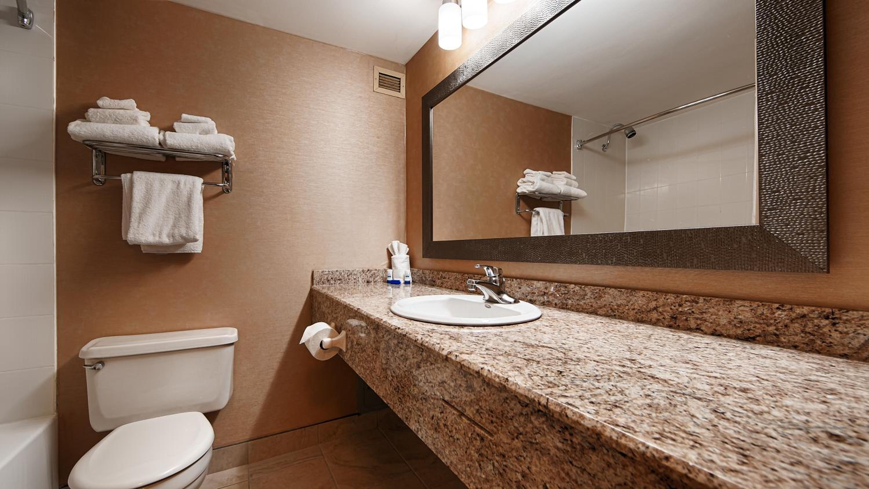 غرفة بسرير كينج مع أريكة بحوض جاكوزي، Best Western Little River Inn 5/7