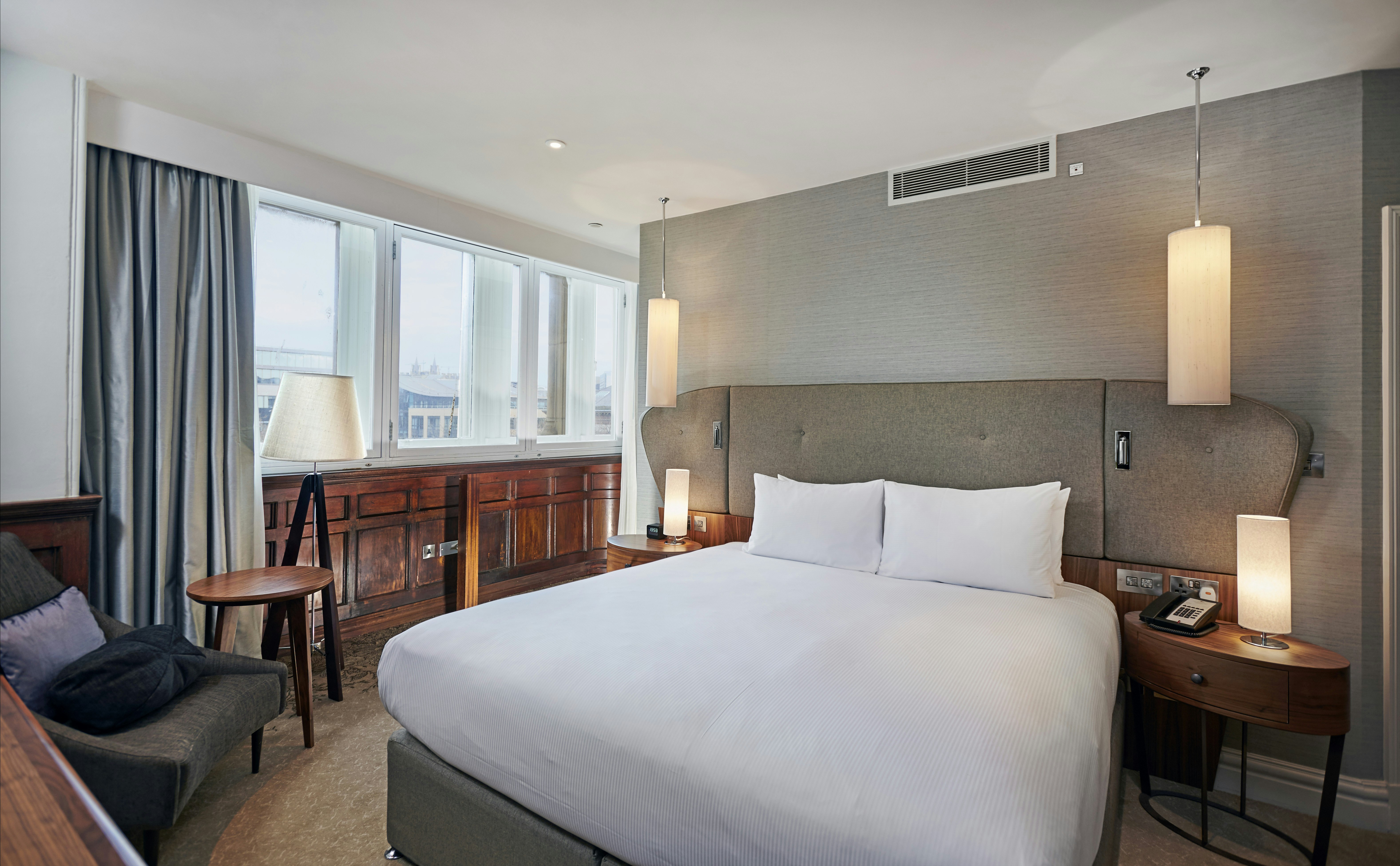 GUEST ROOM, KING BED