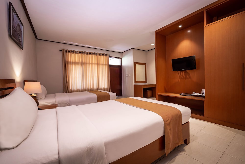 YULIA BEACH INN 29/67