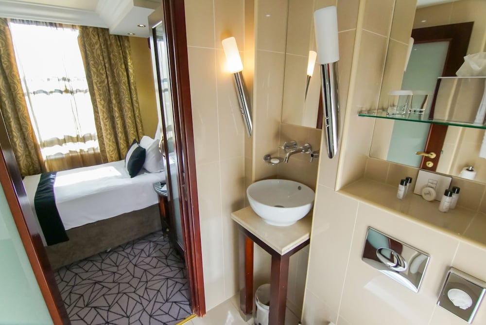 Hyde Park International Hotel 18/65
