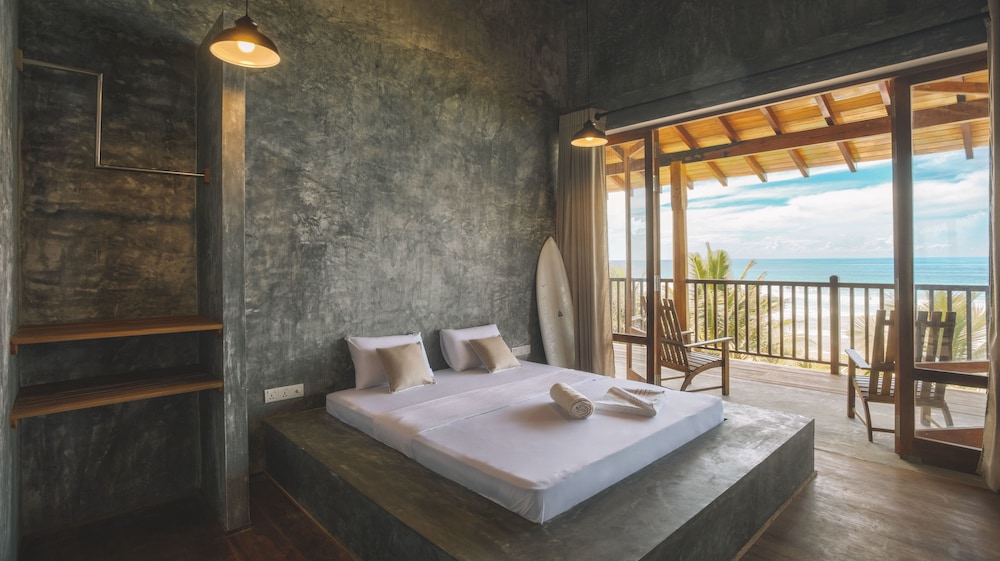 COMFORT, KING BED, OCEAN FRONT