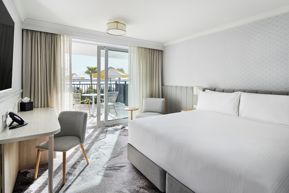 Beachcomber, King Bed, Pool Side