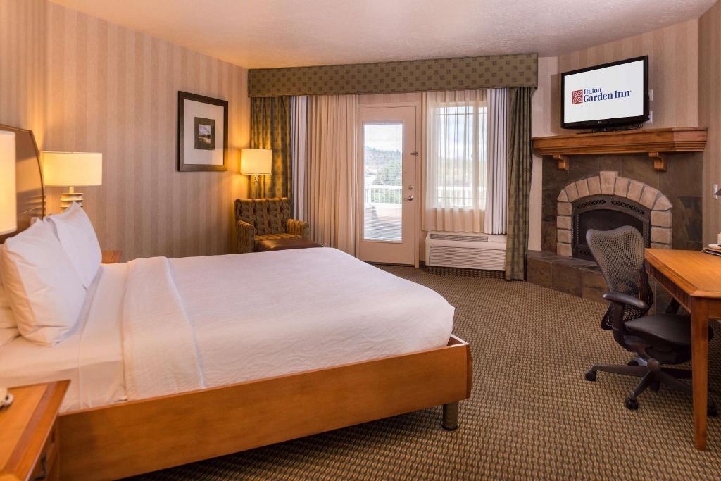 DELUXE, KING BED, BALCONY