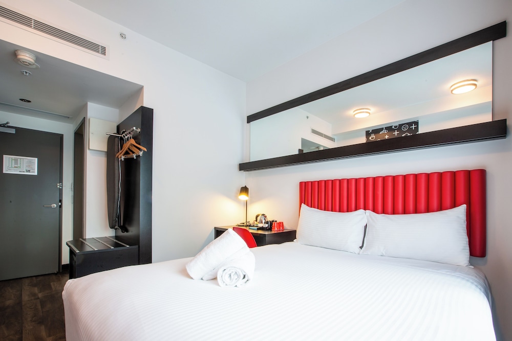 STANDARD, QUEEN BED