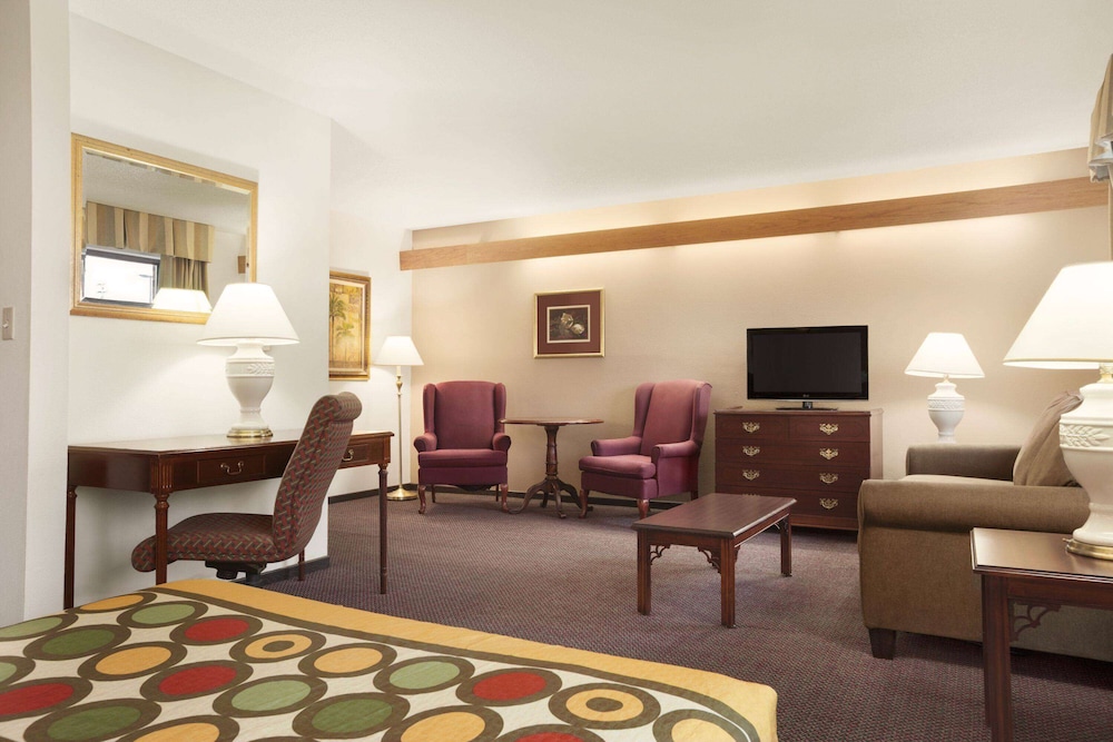 Super 8 By Wyndham Milwaukee Airport 42/57