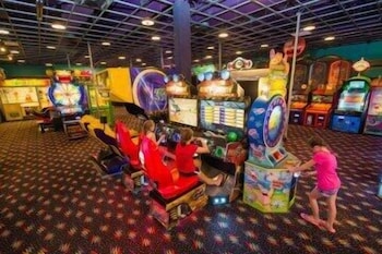 Comfort Inn & Suites Erie - Splash Harbor Indoor Waterpark 43/55