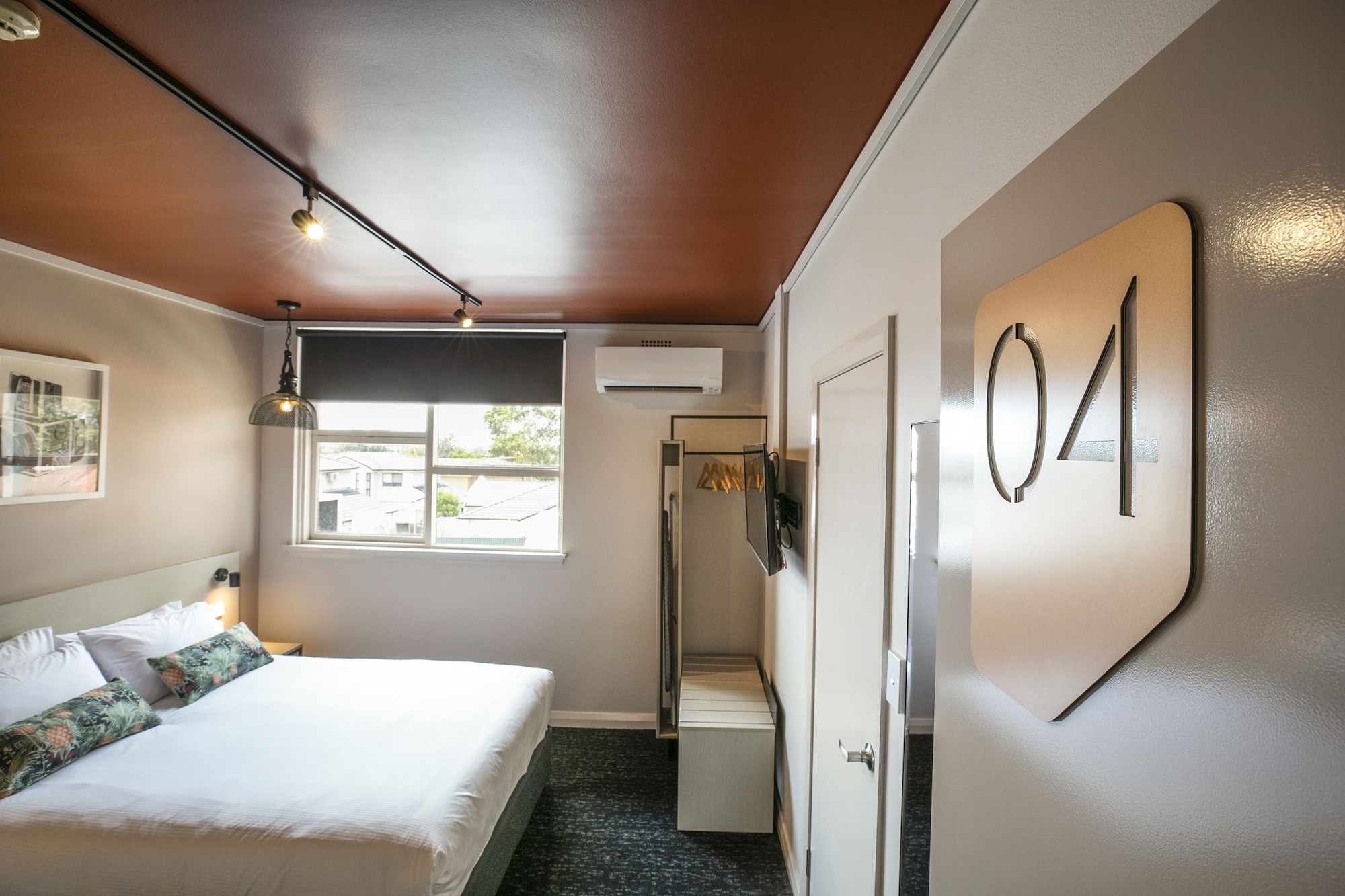 STUDIO, QUEEN BED