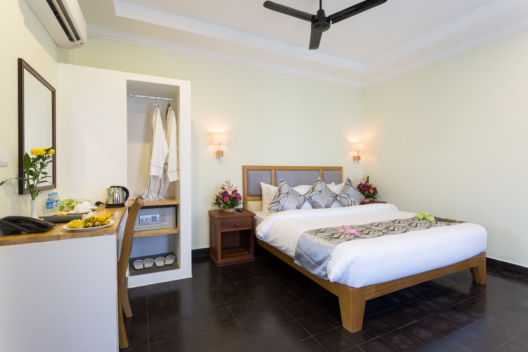 غرفة ديلوكس بسرير كينج بإطلالة على المدينة بشرفة، Grand Bayon Siem Reap Hotel 2/6
