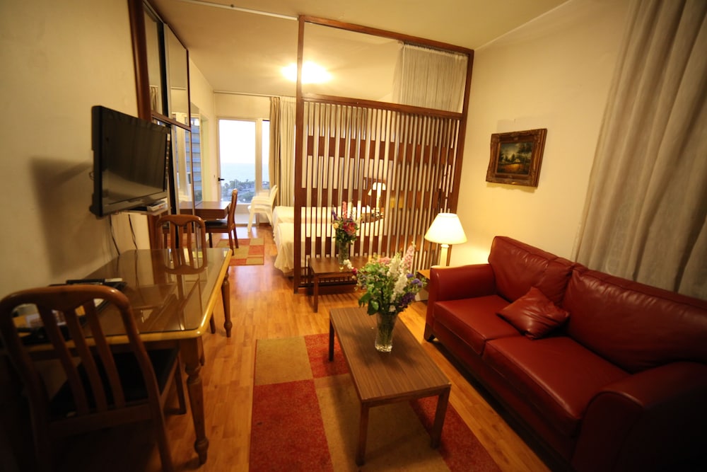 Holiday Home Suites 27/48