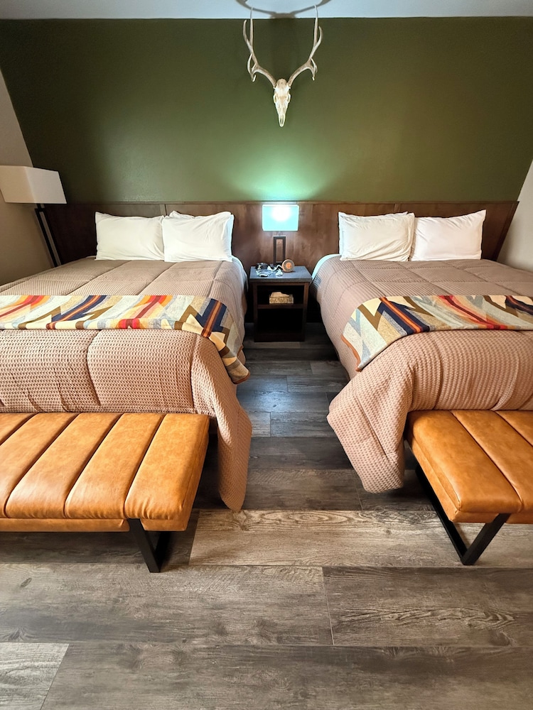 Classic, 2 Queen Beds, Sunset View