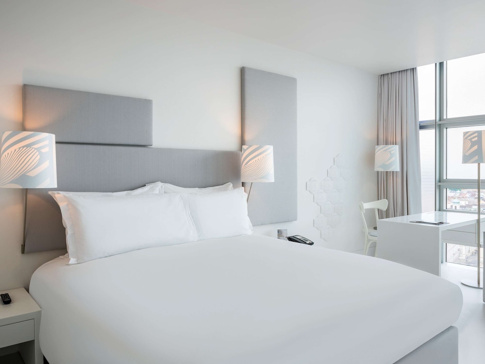 SUPERIOR, QUEEN BED, FERRIS WHEEL VIEW