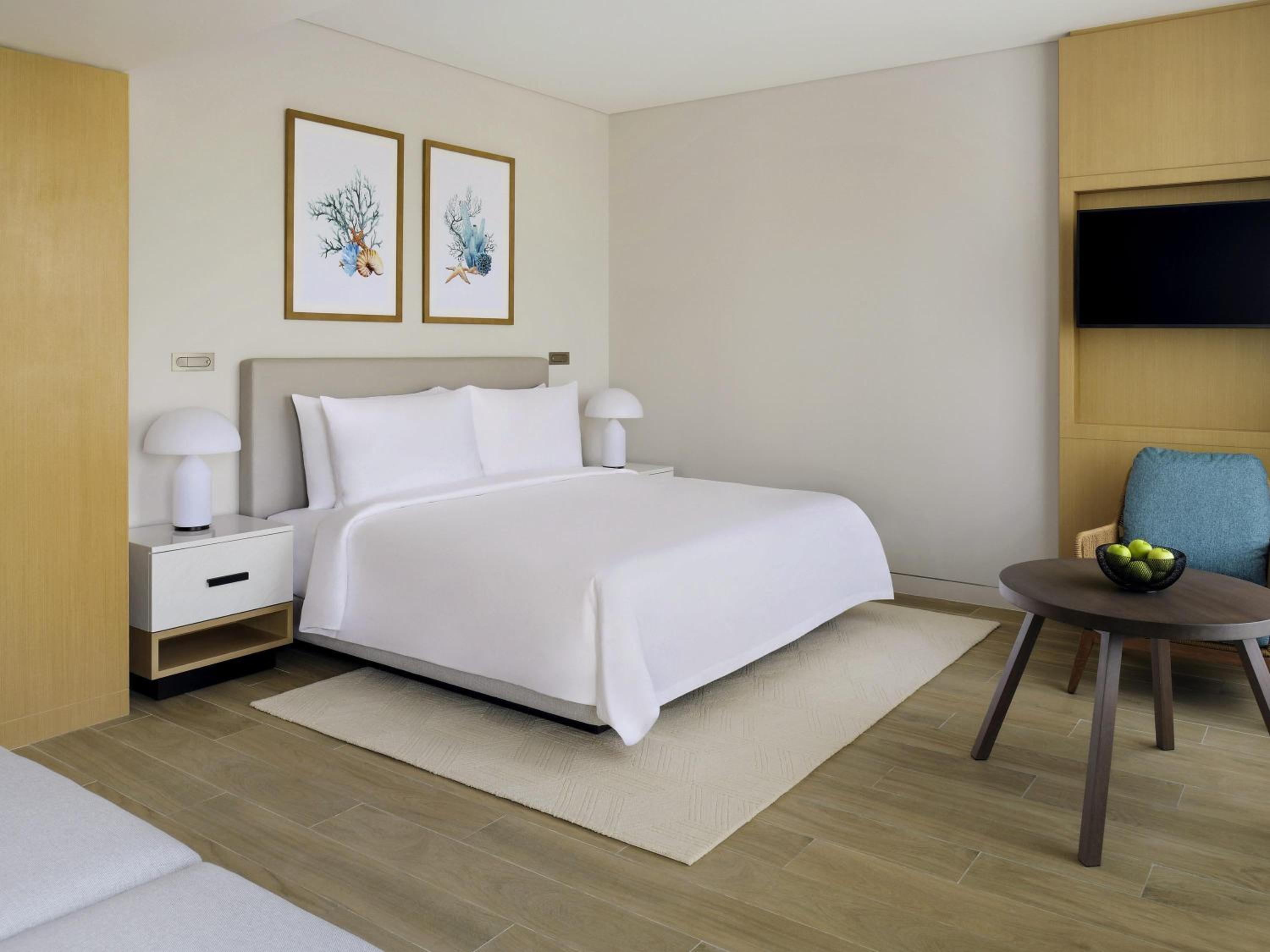 Junior Suite, King Bed, Beach Front, Terrace، Movenpick Resort Al Marjan Island 2/3