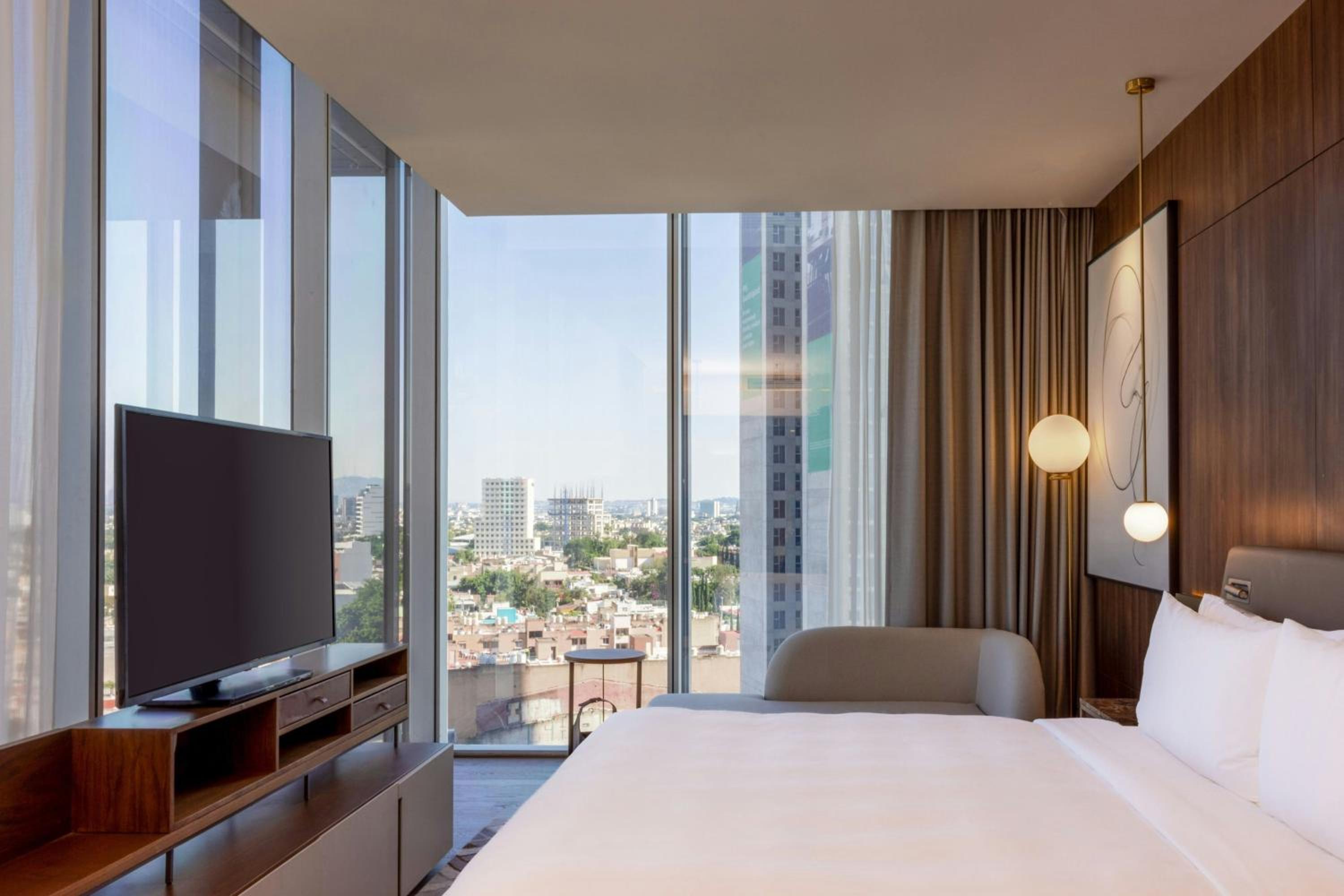 Guest Room, Deluxe, King Bed, City View, Executive Level, Corner