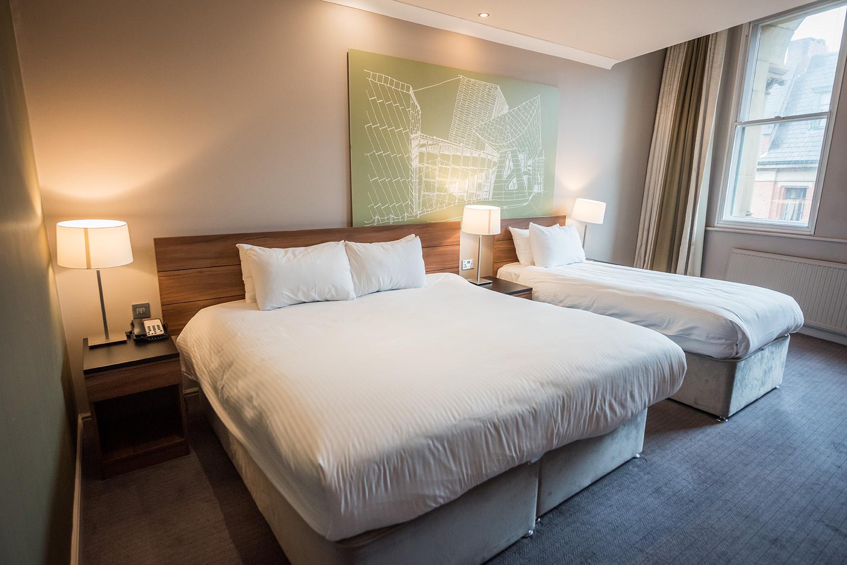 غرفة ثلاثية بسرير مزدوج وسرير فردي