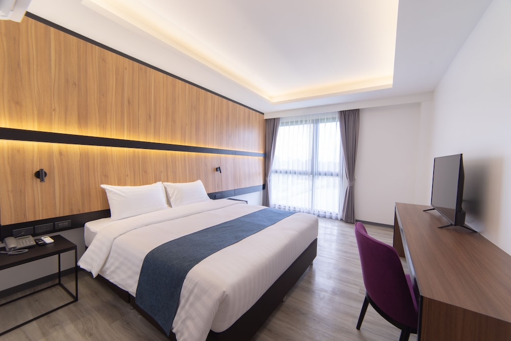 غرفة بسرير كينج بإطلالة على المسبح، Gate43 airport hotel Bangkok (SHA Plus+) 3/8