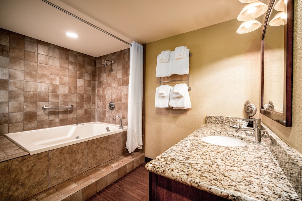 La Quinta Inn & Suites by Wyndham Cocoa Beach Oceanfront 16/54
