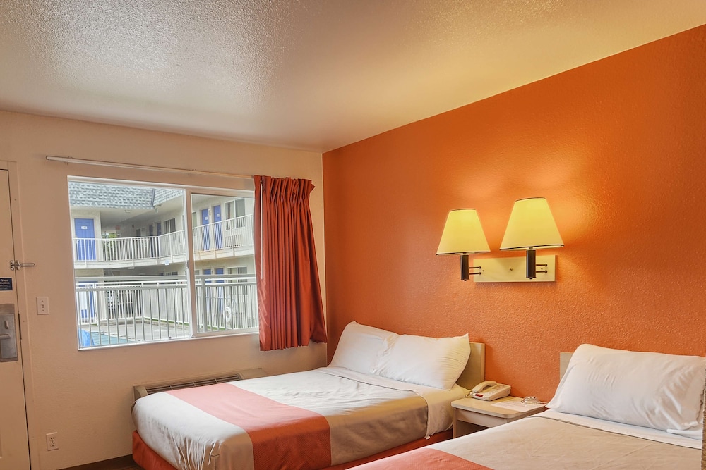 2 Full Beds - Premium, Micfridge