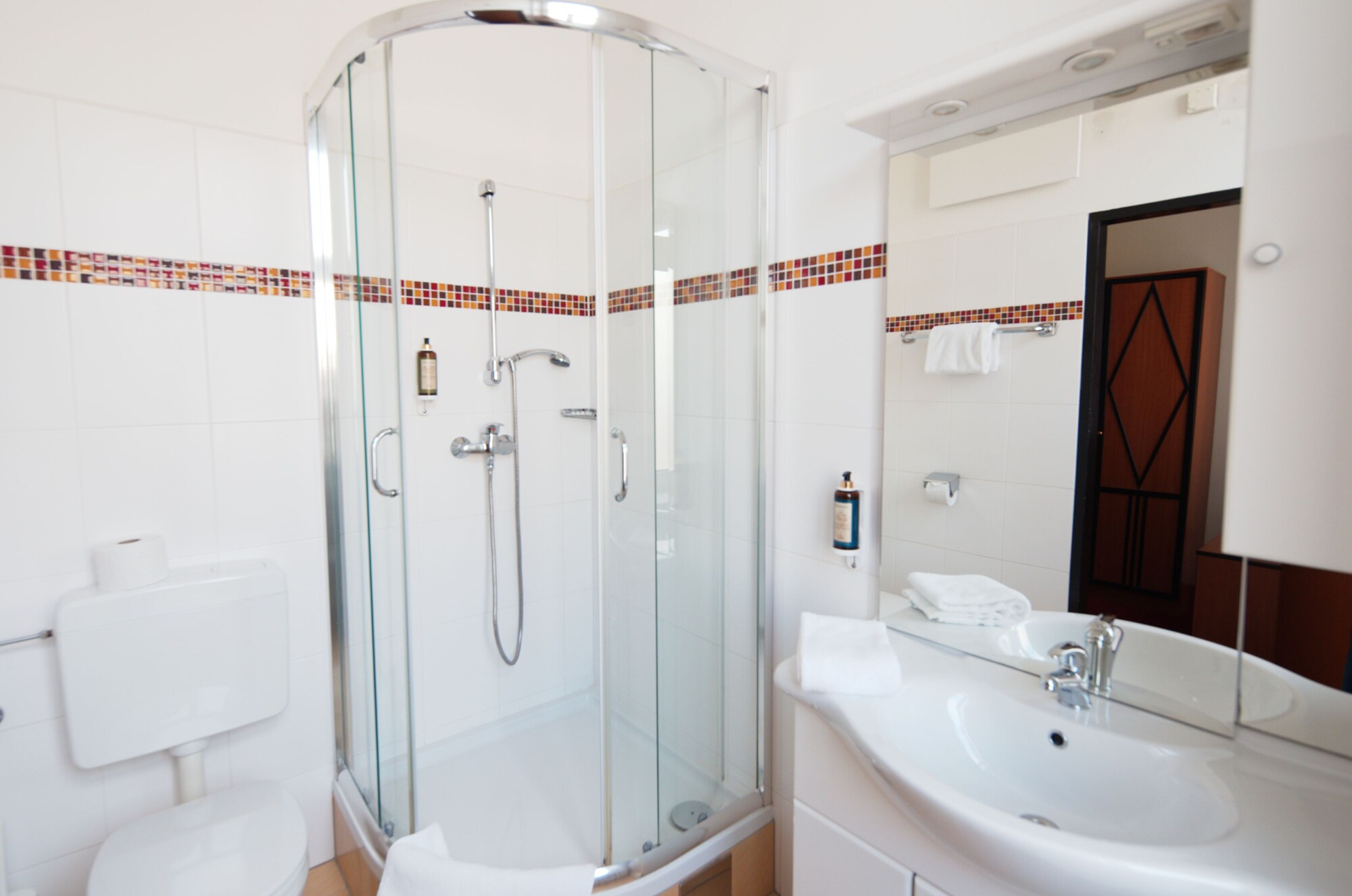 غرفة قياسية ثلاثية بسريرين منفصلين مع أريكة، HOTEL DREI KRONEN VIENNA CITY 9/10