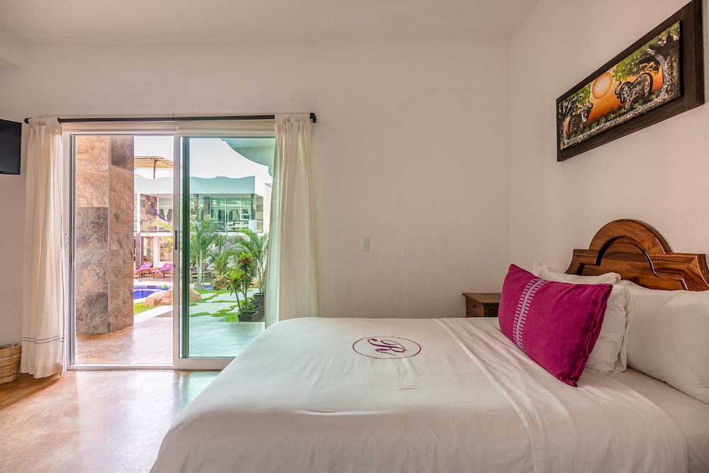 DELUXE, 2 DOUBLE BEDS