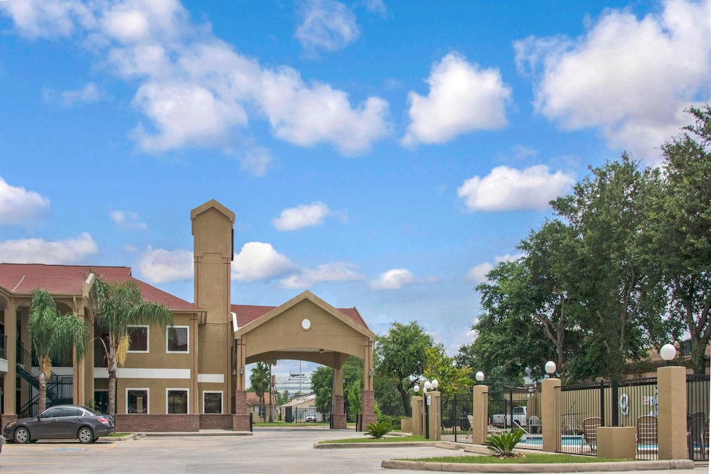 Super 8 by Wyndham Houston/Brookhollow NW 7/34