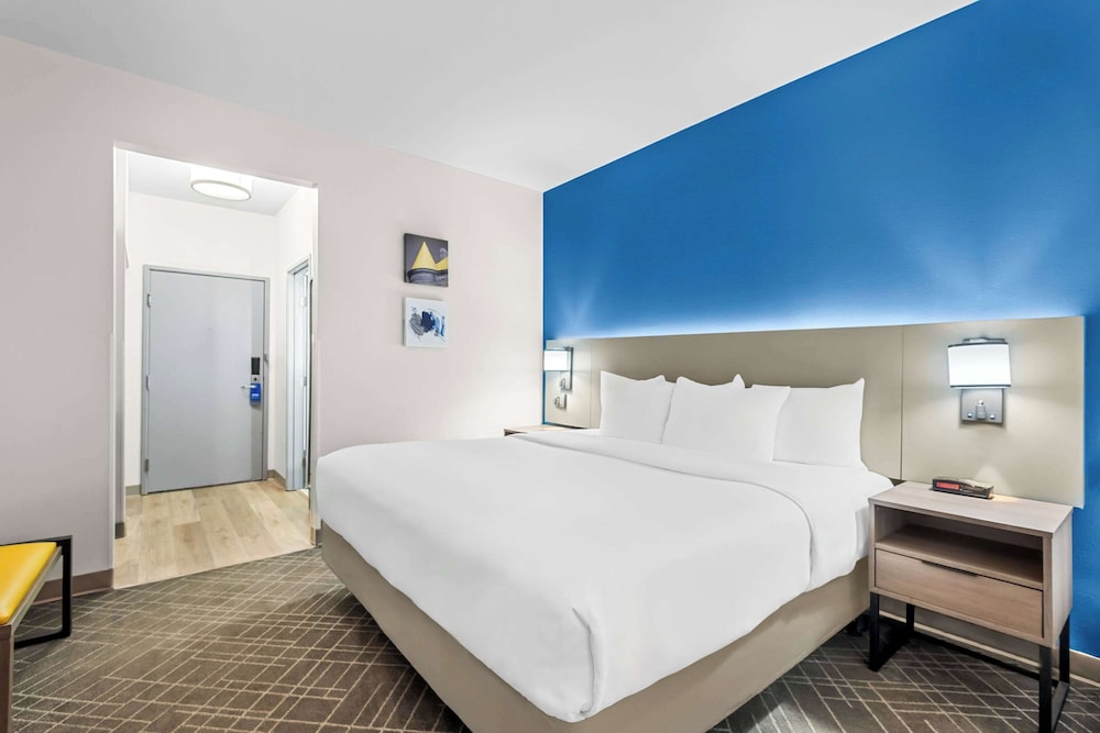 Efficiency, Suite, King Bed, Accessible