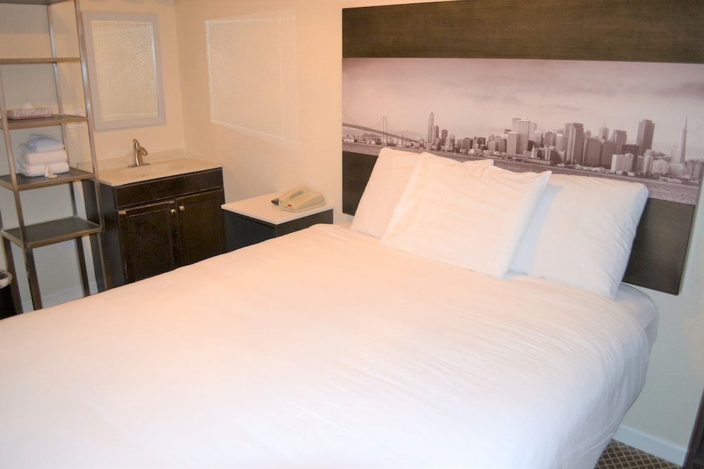 STANDARD, QUEEN BED, SHARED BATHROOM