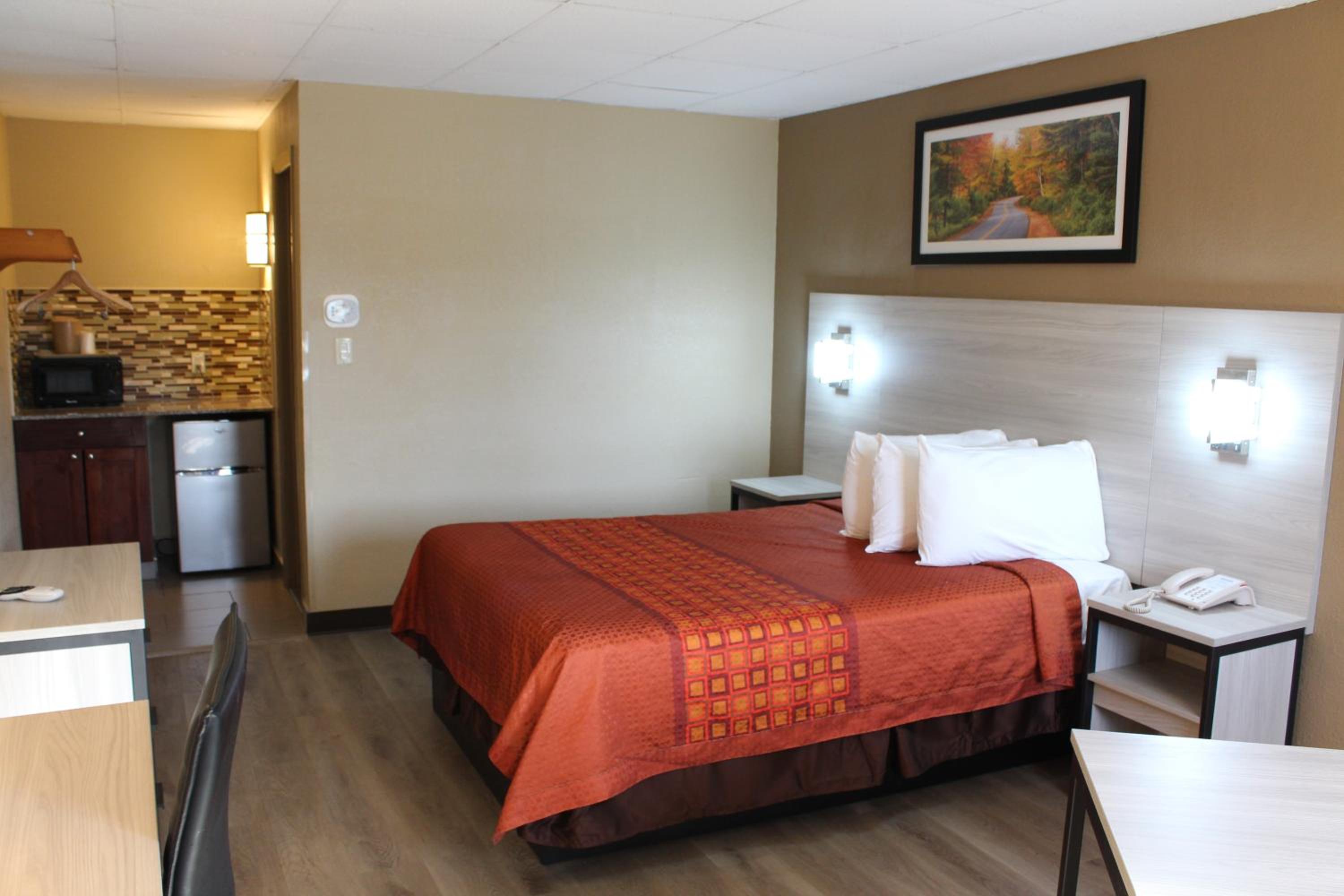 Efficiency, Queen Bed