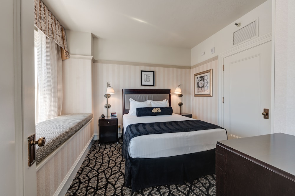 Gaslamp Plaza Suites 37/68