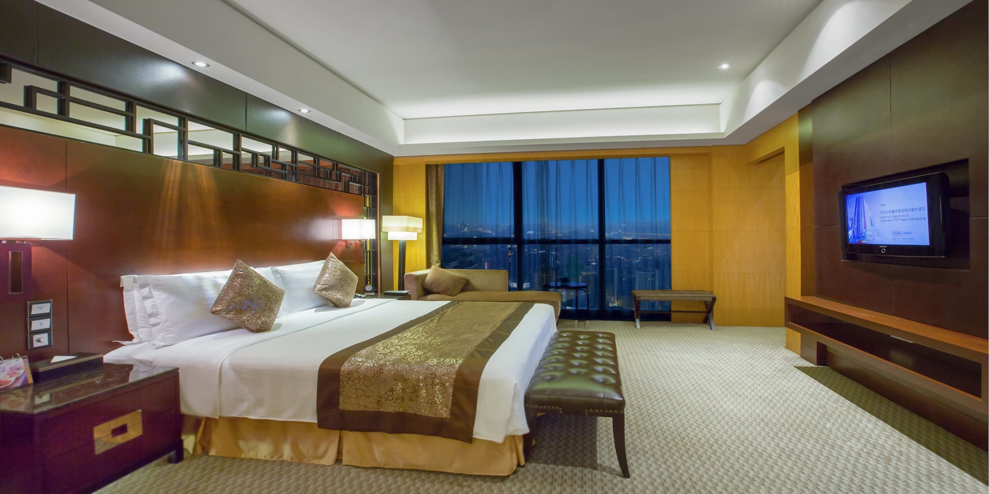 DELUXE, KING BED