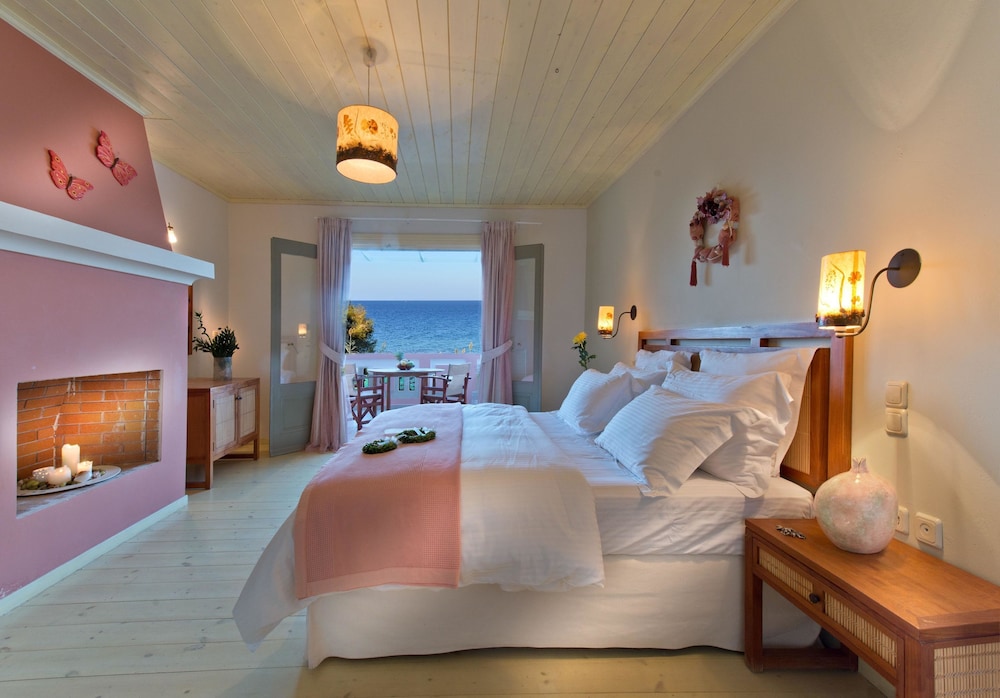 2 Bedrooms, Deluxe, Suite, Queen and Twin Beds, Beach Front