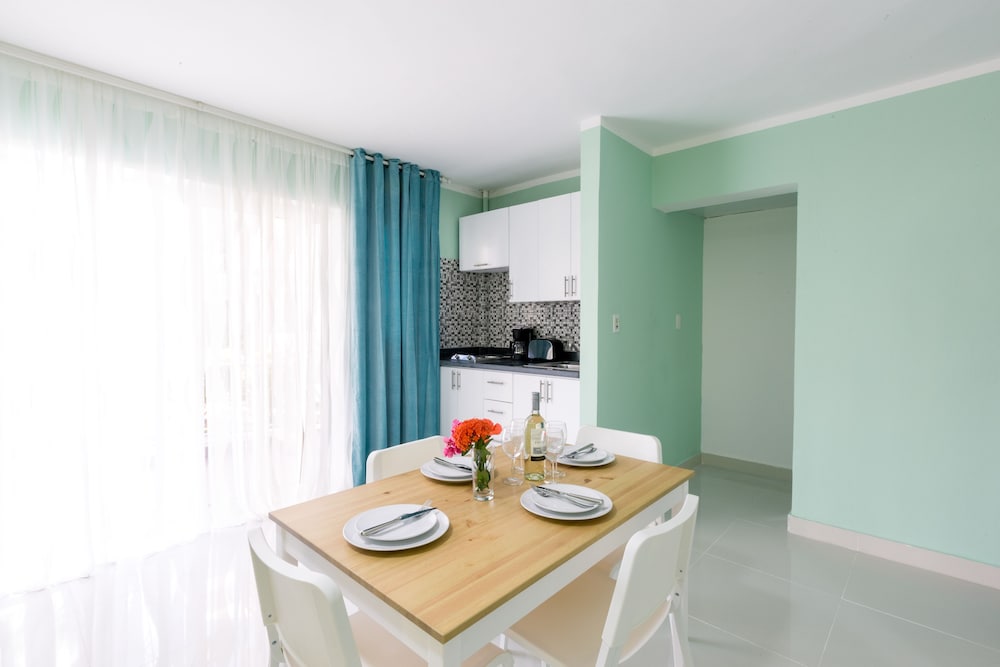 Tropicana Suites Deluxe Beach Club & Pool 45/50