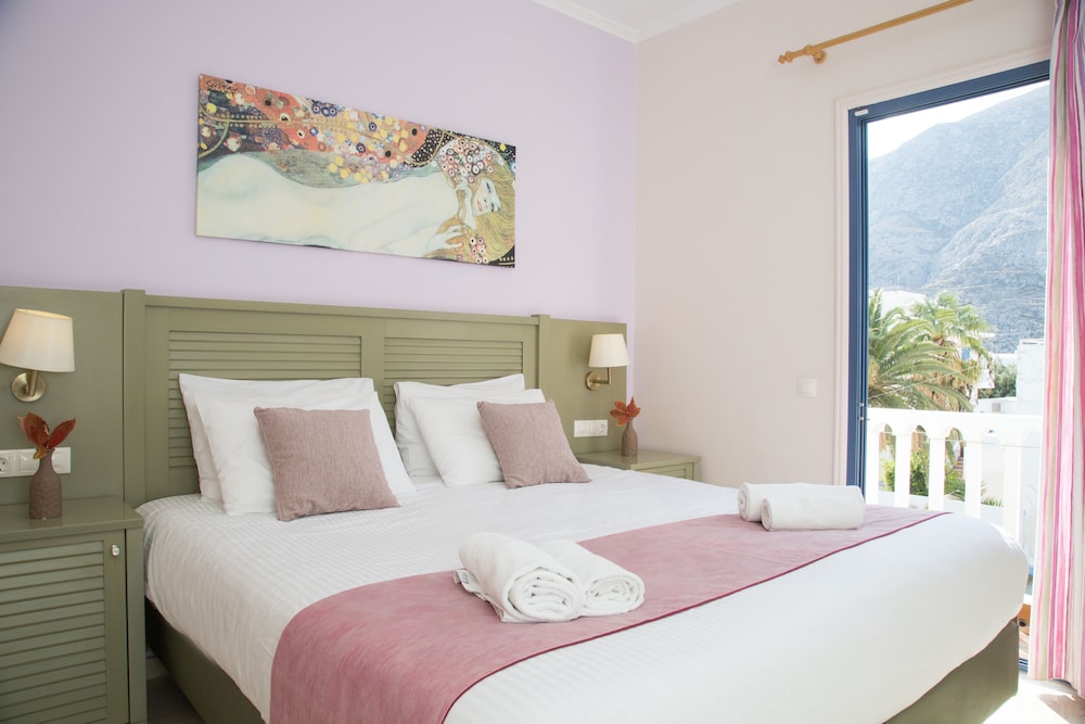 Sunshine Hotel 3/50