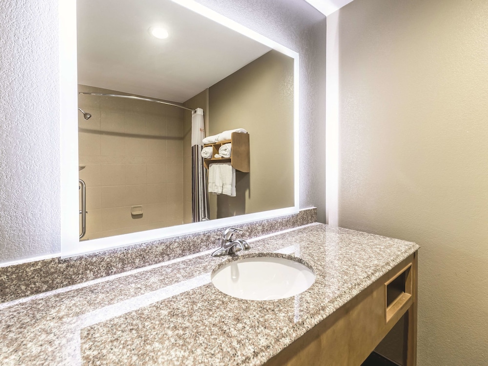 La Quinta Inn & Suites by Wyndham Tulsa - Catoosa Route 66 4/36