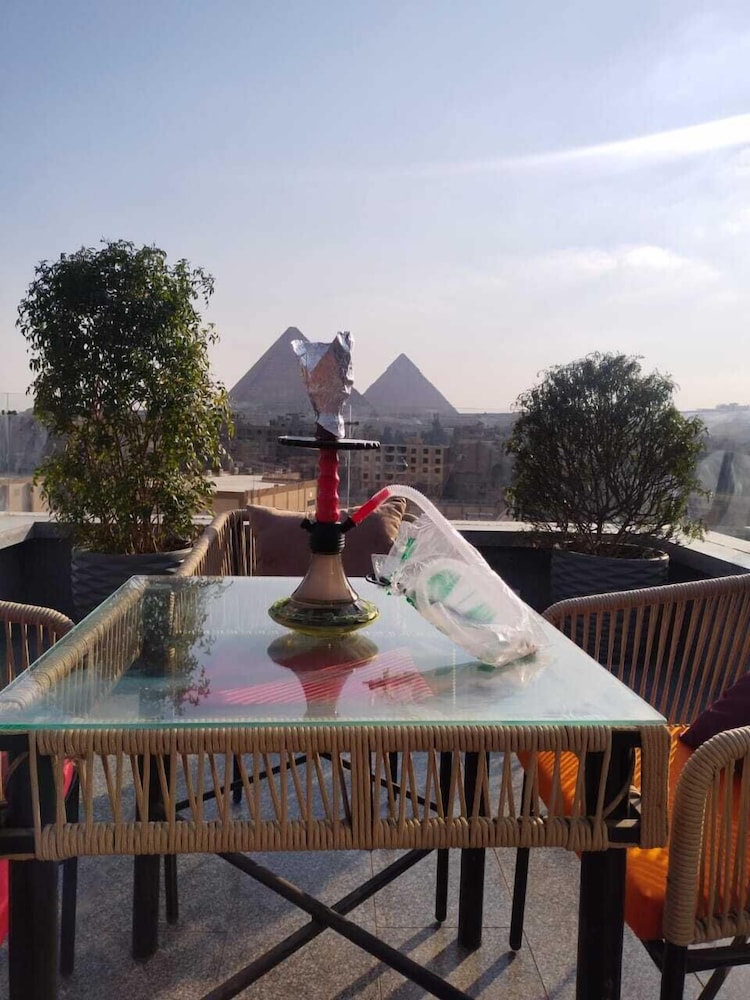 Pyramid Front Hotel 60/66